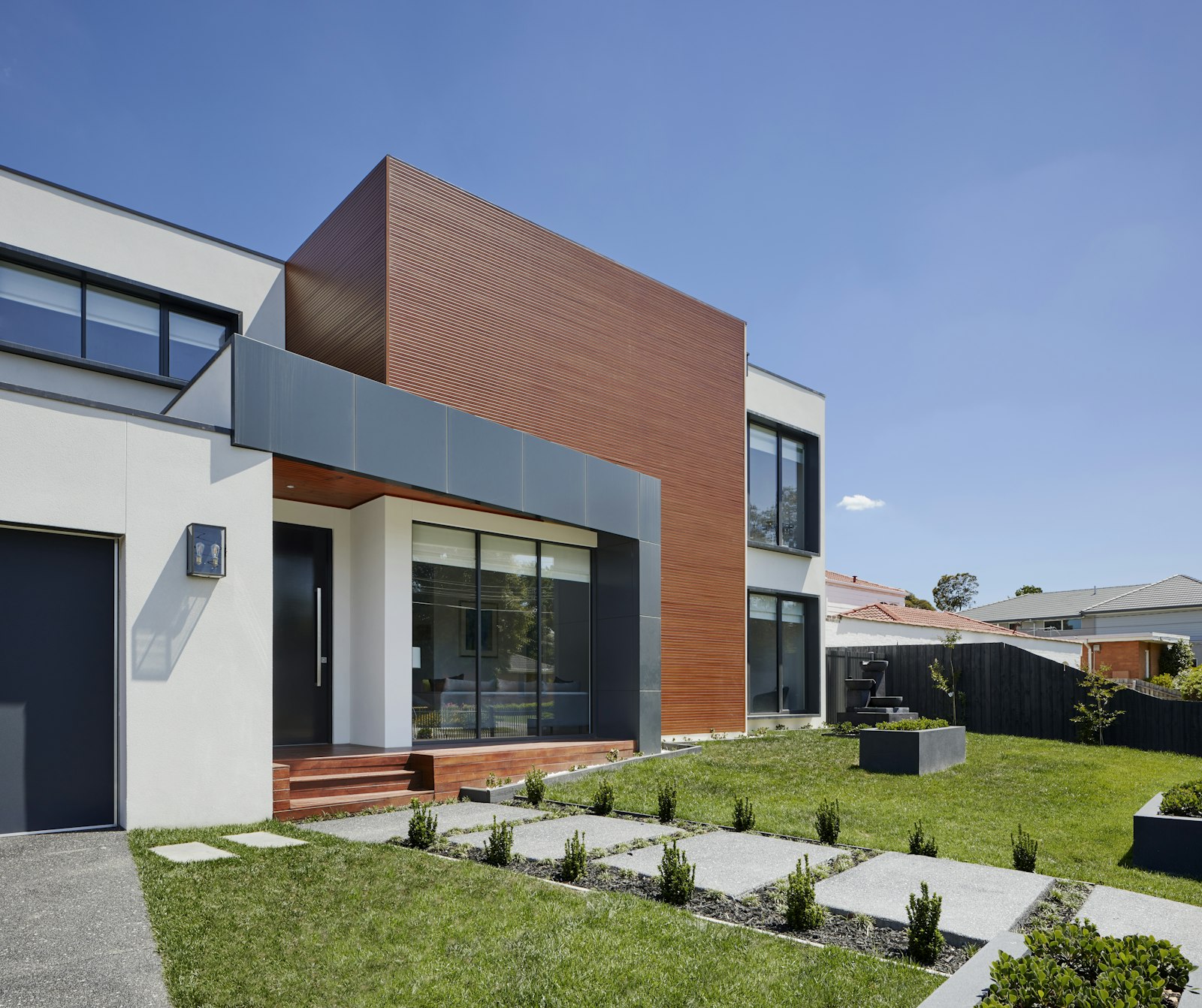 Aluminum fence around a Nashville home